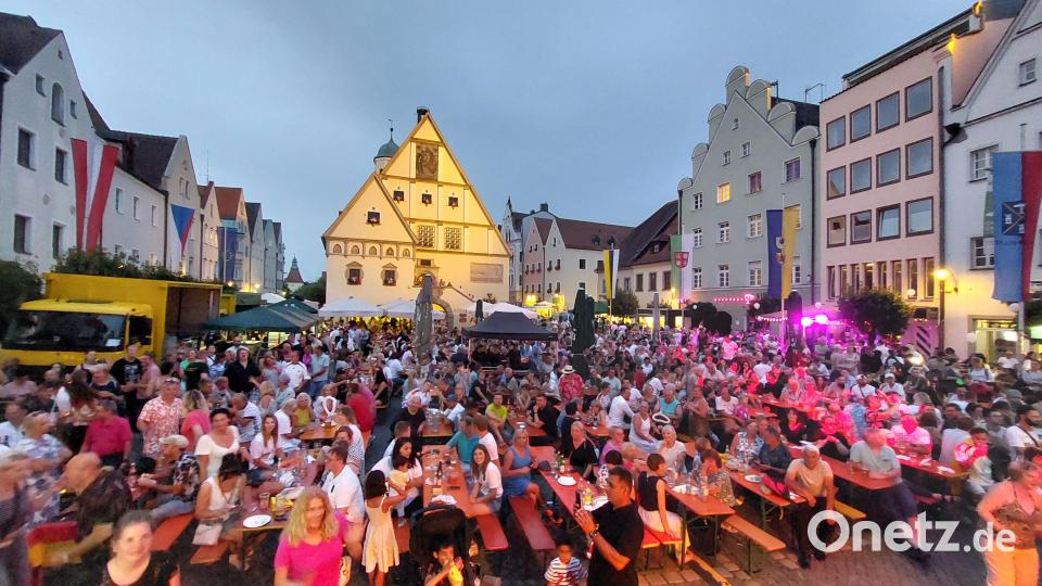 Neustart des Konzerts. Verärgert waren nur die Fußballfans, die sich teilweise andere Public-Viewing-Gelegenheiten suchten. Bild: Kunz