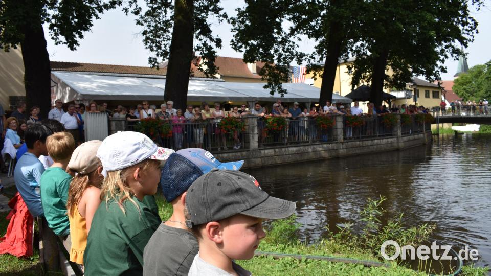 Auch die Kleinsten schauen gespannt zu. Bild: rgr