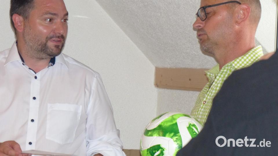 Auch Bürgermeister Sebastian Hartl hat Geschenke dabei. Bild: hme