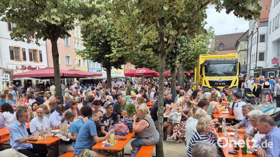 Auch am Unteren Markt herrscht reges Treiben. Bild: Lowak