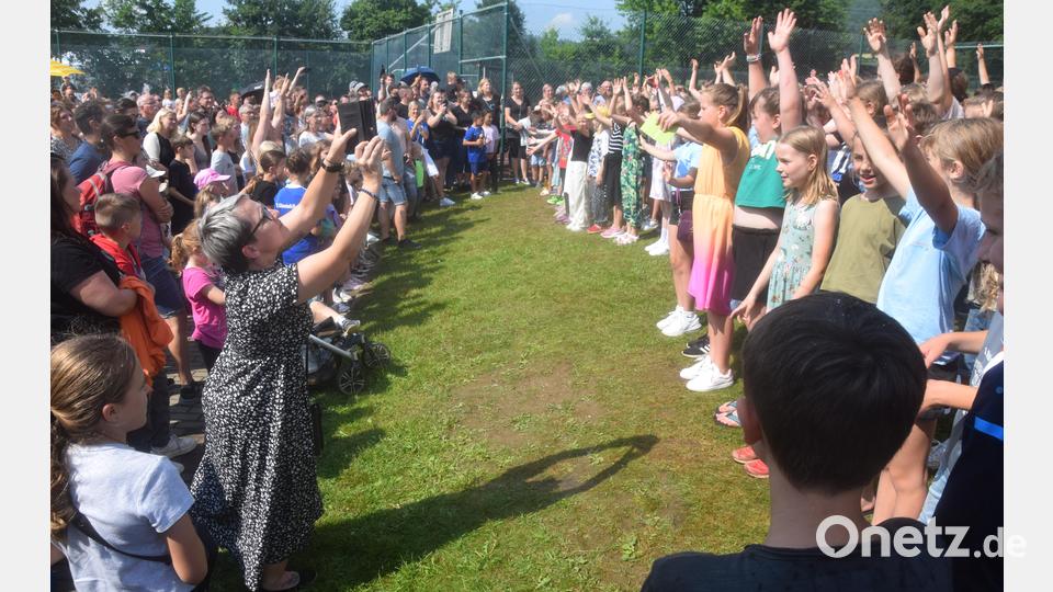 Beim Dracula-Rock animieren die Kinder ihre Eltern und Besucher zum Mitmachen. Bild: fz