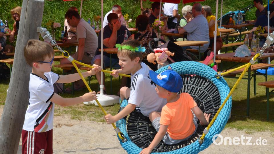 Die meisten Buben waren schon im Fußballfieber. Doch eine Runde Schaukeln geht immer. Bild: dob