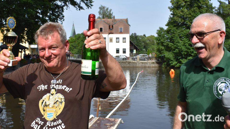 So sehen Sieger aus: Oliver Müller. Auch Wolfgang Specht, der Vorsitzende des Fischereivereins Grafenwöhr freut sich. Bild: rgr