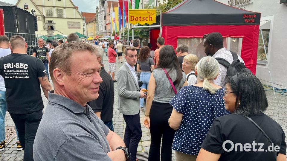 Lange Schlange am Dotsch-Stand. Bild: Gabi Schönberger
