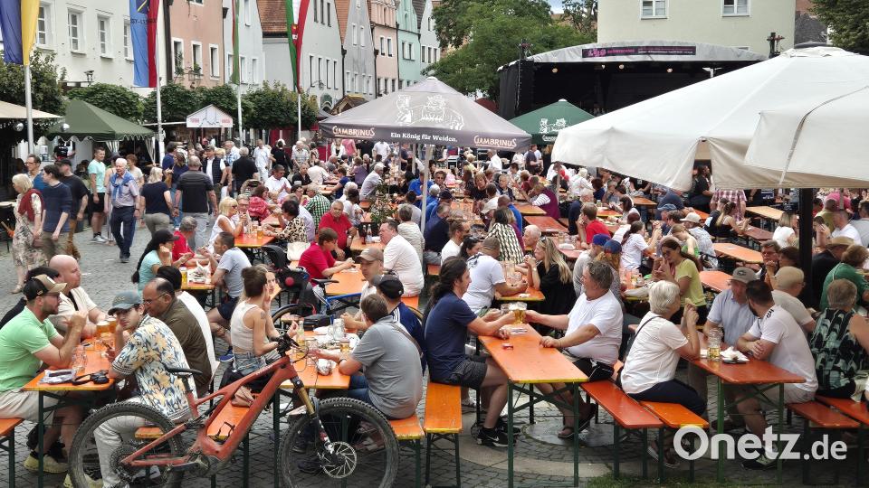 Gegen Mittag füllen Tische und Bänke am Oberen Markt. Bild: Lowak