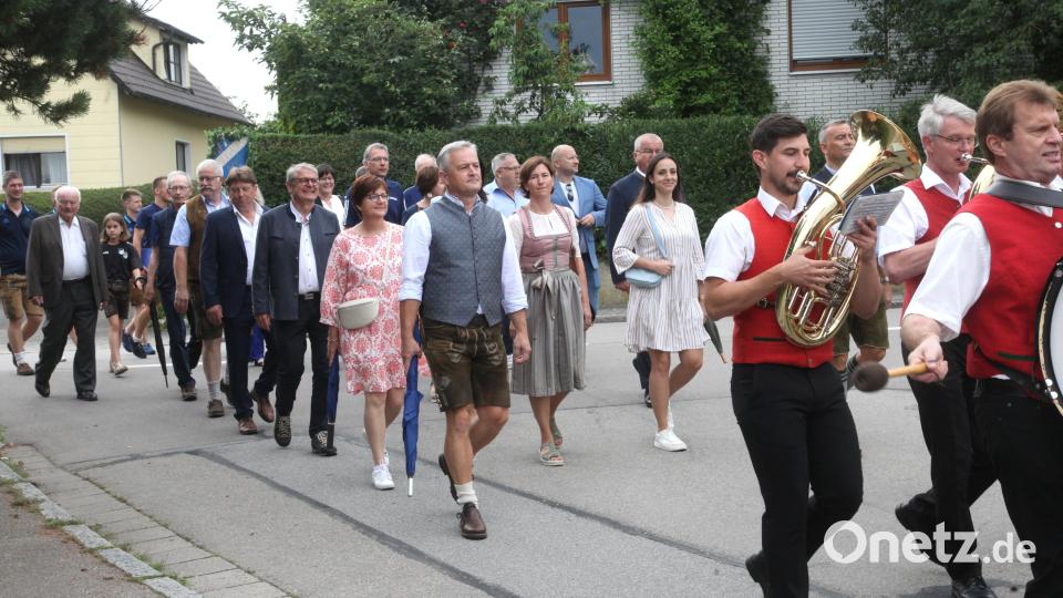 Unter der musikalischen Begleitung der Jugendblaskapelle Fensterbach bewegt sich der Kirchenzug zum Sportgelände. Bild: Hirsch