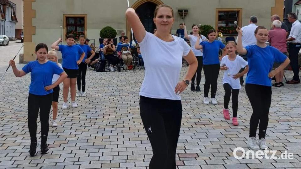 Die Majorettengruppe des Musikzugs legte bei der Eröffnung des Instrumentenlehrpfads unter Leitung von Katharina Stein (vorne) zu den Klängen des Musikzugorchesters schmissige Auftritte aufs Markplatzpflaster. Bild: u