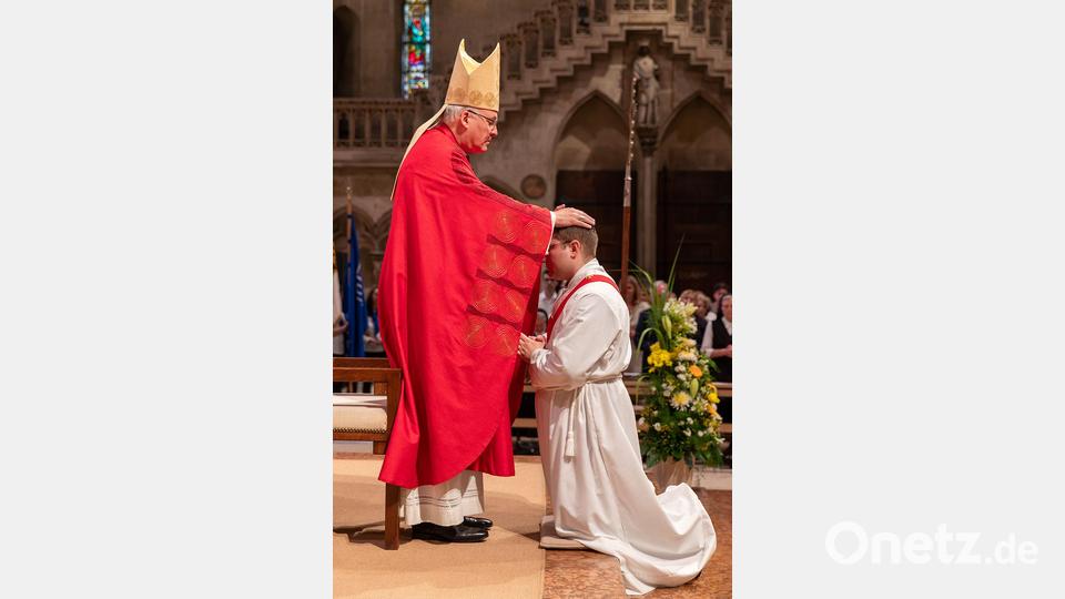 Bischof Rudolf Voderholzer weiht Matthias Merkl aus Neustadt/WN am Samstag im Regensburger Dom durch Handauflegung zum Priester. Bild: exb/©altrofoto