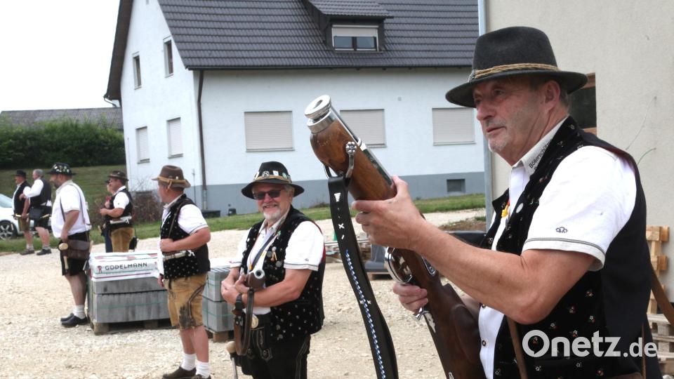 Die Böllerschützen Schmidgaden stehen beim Kirchenzug Spalier. Bild: Hirsch