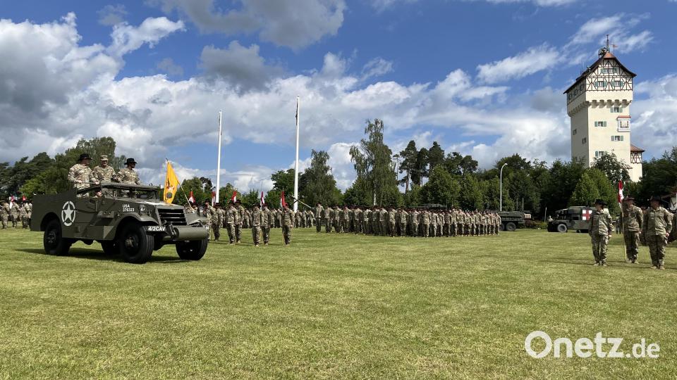 In einem &quot;White Scout Car&quot; aus der Zeit des 2. Weltkriegs nehmen der neue und scheidende Kommandeur zusammen mit Generalleutnant Charles Costanza die Parade der angetretenen Kavalleristen ab Bild: mor