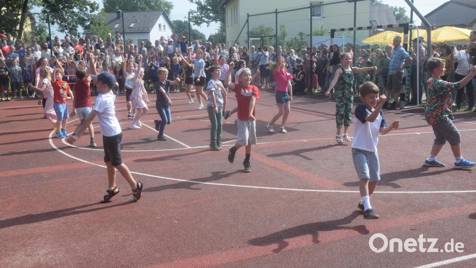 Ausgelassene Stimmung, die Kinder sind mit Feuereifer dabei und begeistern mit ihrem Tanz die Besucher. Bild: fz