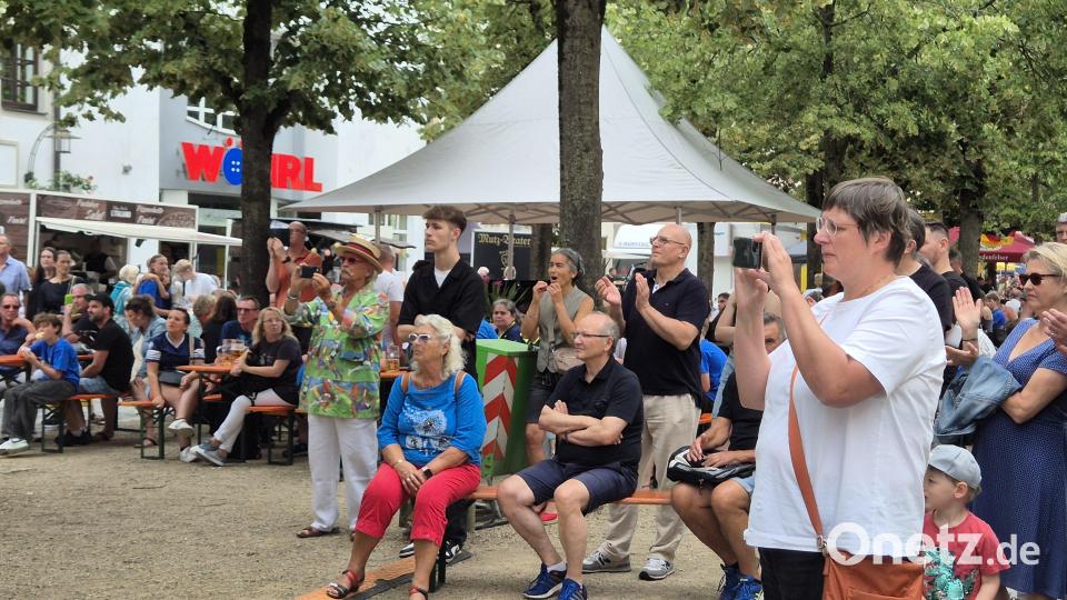 Applaus für den Auftritt der King Size Youngsters am Unteren Markt. Bild: Lowak