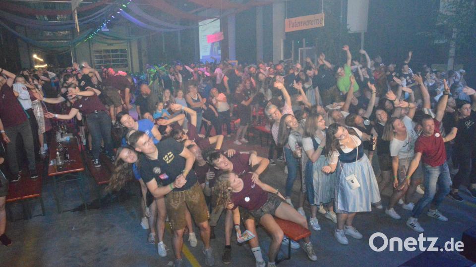Die Partyband &quot;Highline&quot; nimmt die Besucher in Hagendorf mit auf eine &quot;Bobfahrt&quot;. Bild: bey