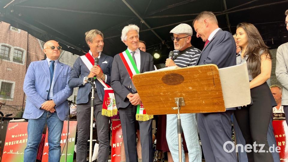 Der Bürgermeister von Macerata (Dritter von links) freute sich über die Einladung nach Weiden. Bild: Gabi Schönberger