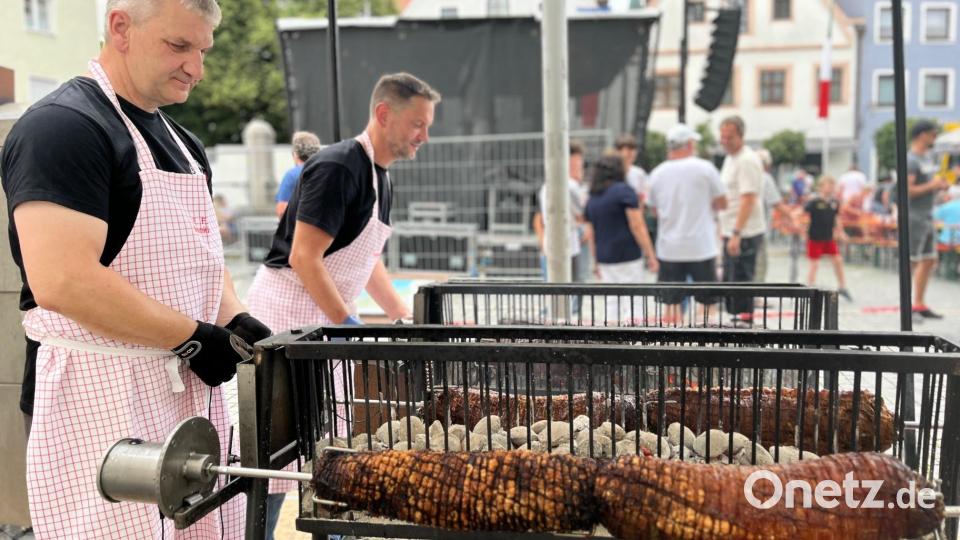 Leckerer Braten am Spieß bei der Feuerwehr Neunkirchen. Bild: Gabi Schönberger