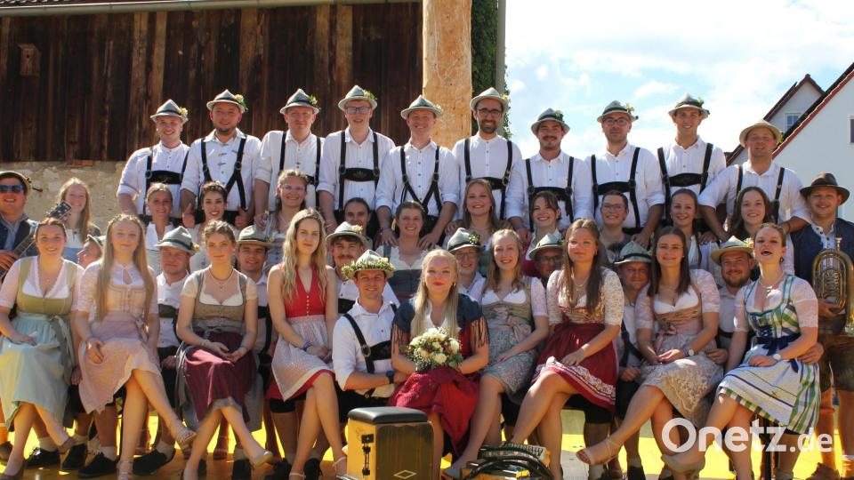 19 Tanzpaare sorgen bei der Kirwa in Utzenhofen drei Tage lang für zünftige Stimmung. In der Mitte das Oberkirwapaar Lucy Baumer und Philipp Lorenz. Bild: aun