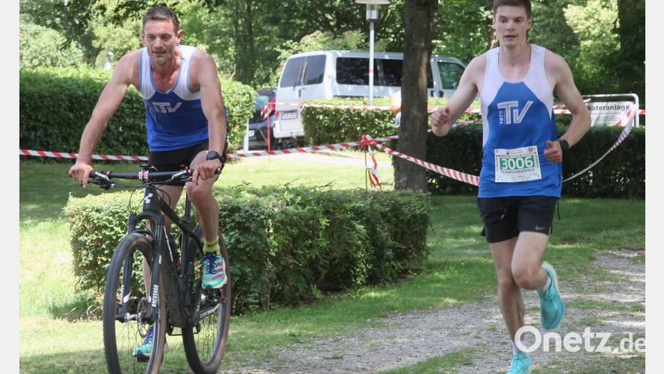 Sebastian und Markus Gleißl vom TV Burglengenfeld gewannen den Run-and-Bike-Wettbewerb über zehn Kilometer überlegen in 33.18 Minuten. Bild: Hirsch