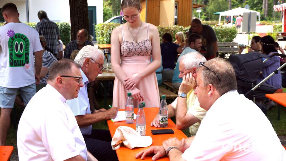 Annette sammelte Unterschriften für den bundesweiten Kinder- und Jugendrat der SOS-Kinderdörfer, damit Kinder selbst über eine Therapie entscheiden dürfen. Die Aktion unterstützten auch Pfarrer Markus Bruckner, zweiter Bürgermeister Josef Hecht, stellvertretender Landrat Günter Kopp und Bürgermeister Roman Schäffler (v.l.) Bild: bkr