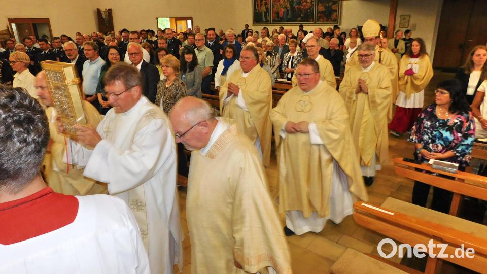 15 Mitbrüder waren zur Mitfeier des Priesterjubiläums von Pfarrer Sven Grillmeier (vorne Mitte) nach Kirchenlaibach gekommen. Bild: whü