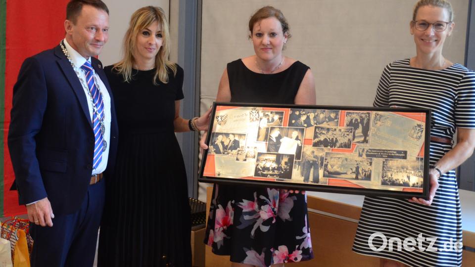 Oberbürgermeister Jens Meyer und die Stadträtin aus Issy, Caroline Millan, beim Austausch der Geschenke. Bild: Kunz