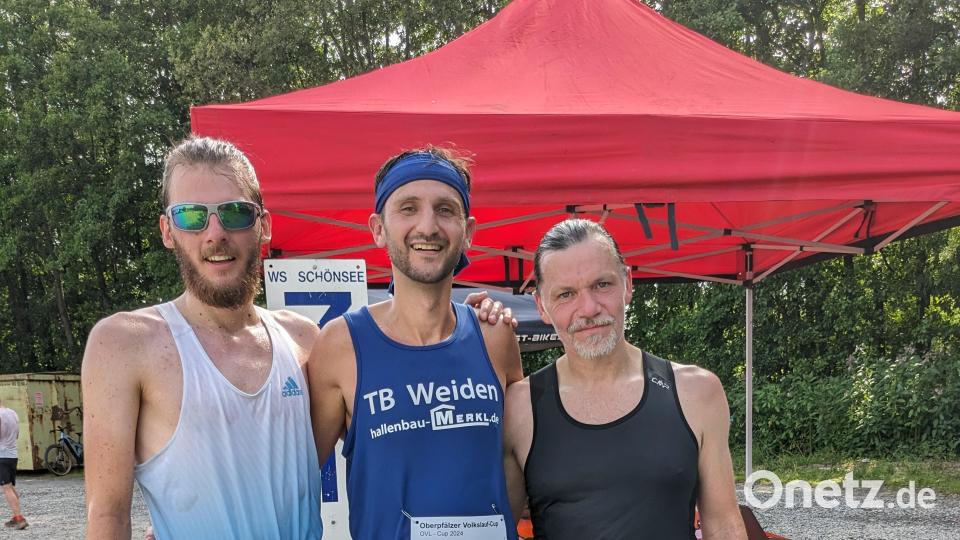 Die 3 Erstplatzierten Männer beim 28. Johannislauf. Tagessieger Jonas Eckl (Mitte) , links neben ihm Michael Niklas (M) mit der zweitschnellsten Zeit und rechts Drittschnellster Stefan Heldwein (M50) Bild: eib