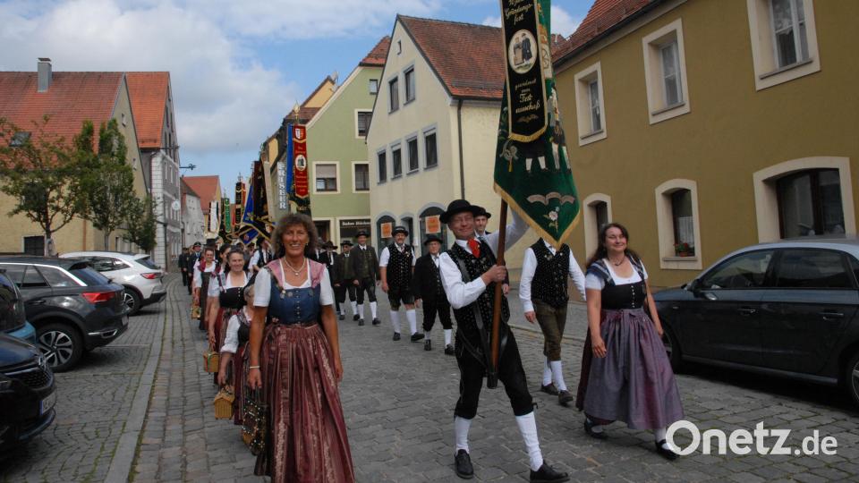 Ein buntes Bild gaben die Trachtler beim Kirchenzug ab. Bild: pop