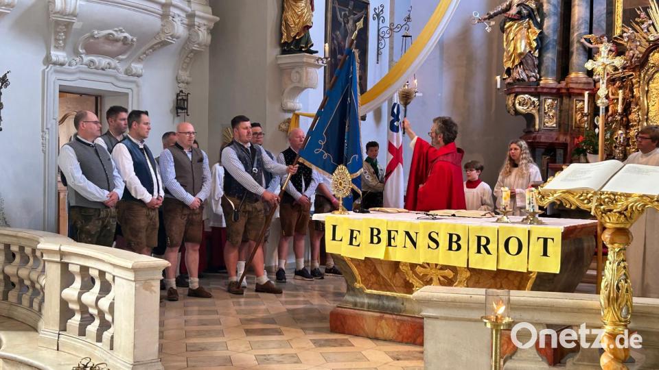 Stadtpfarrer Helmut Brügel segnet die neue Fahne der Schnoittenbecker Kirwa-Vereins. Bild: Daniel Hutzler