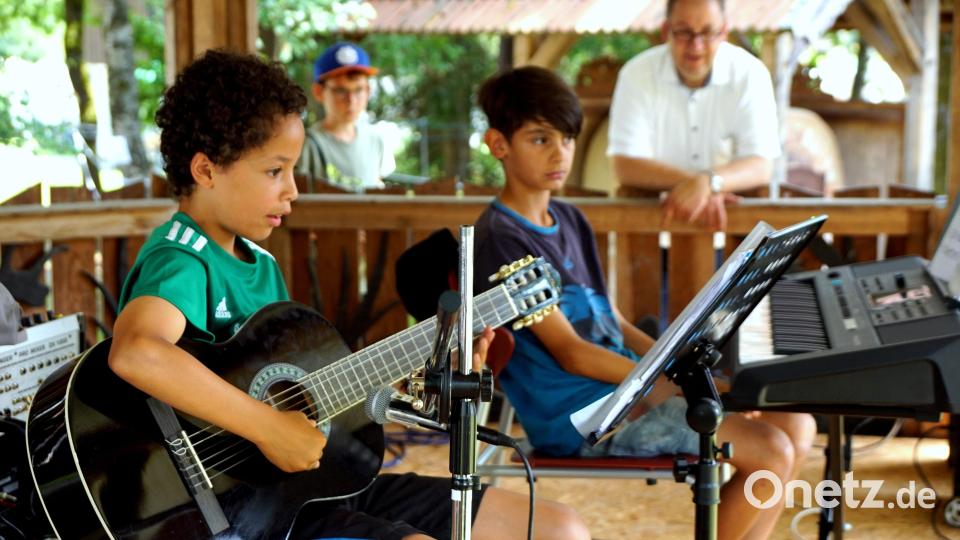Die musikalische Ausbildung gehört zum SOS-Kinderdorf. Eine Kostprobe gaben die kleinen Musikanten. Im Hintergrund verschwommen als Zuhörern Dorfleiter Holger Hassel. Bild: bkr