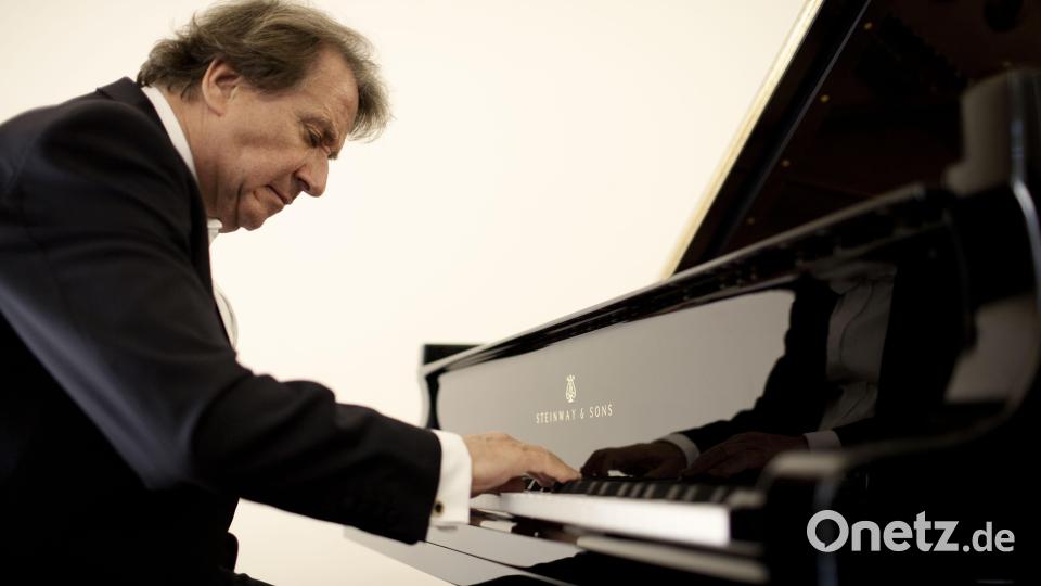 Rudolf Buchbinder dirigiert in Regensburg die Sächsische Staatskapelle Dresden. Bild: Marco Borggreve/exb