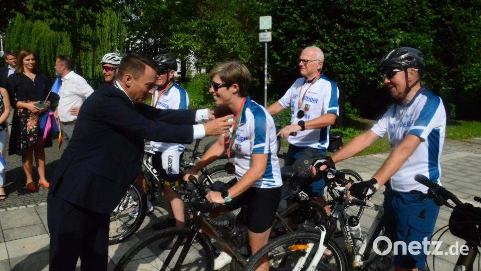 Die Radler bekommen Stadtmedaillen umgehängt. Bild: Kunz