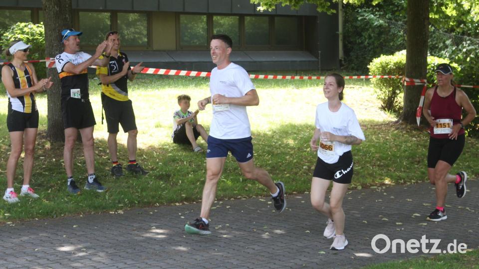 Mit einem aufmunternden Beifall wurden die Läufer am Ziel empfangen. Bild: Hirsch