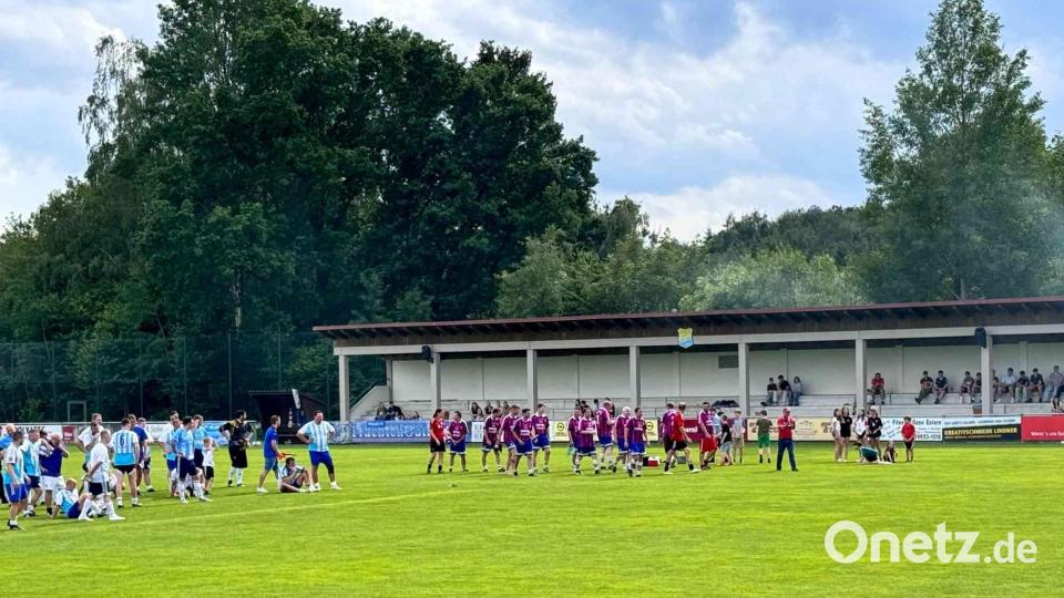 Kurze Verschnaupause vor dem Elfmeterschießen. Bild: gz