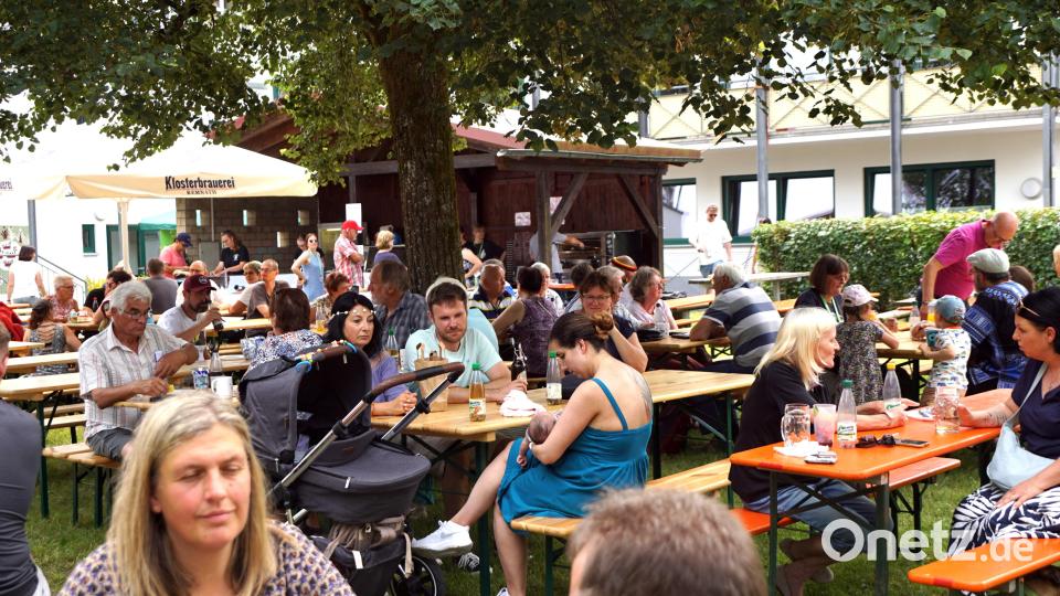 Ein schattiges Plätzchen unter den Laubbäumen des Dorfplatzes war sehr geschätzt Bild: bkr