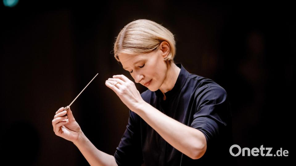 Joana Mallwitz dirigiert in Regensburg das Konzerthaus Orchester Berlin. Bild: Marco Borggreve/exb