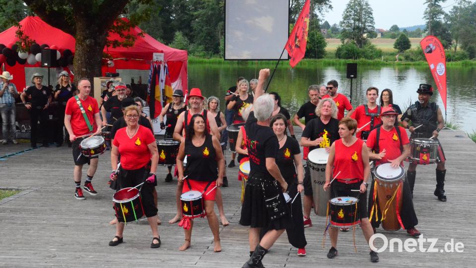 Die Samba Trommeltruppe &quot;Jalapenos Percussion&quot; mischt das Sommerfest der &quot;Swinging Hats&quot; mächtig auf. Bild: Kunz
