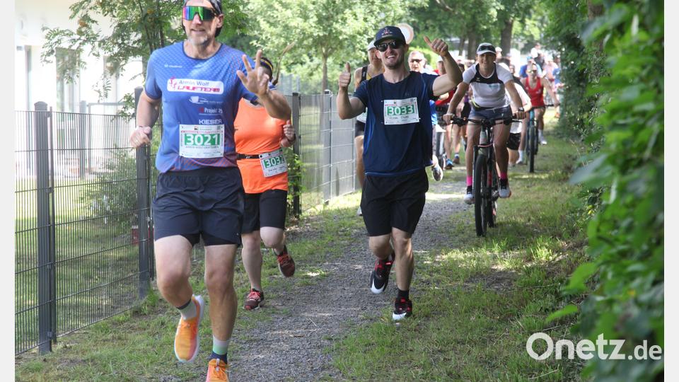 Run-and-Bike: Gemeinsam machten sich Läufer und Radfahrer beim Schwandorfer Charity-Lauf auf die zehn Kilometer lange Strecke Bild: Hirsch
