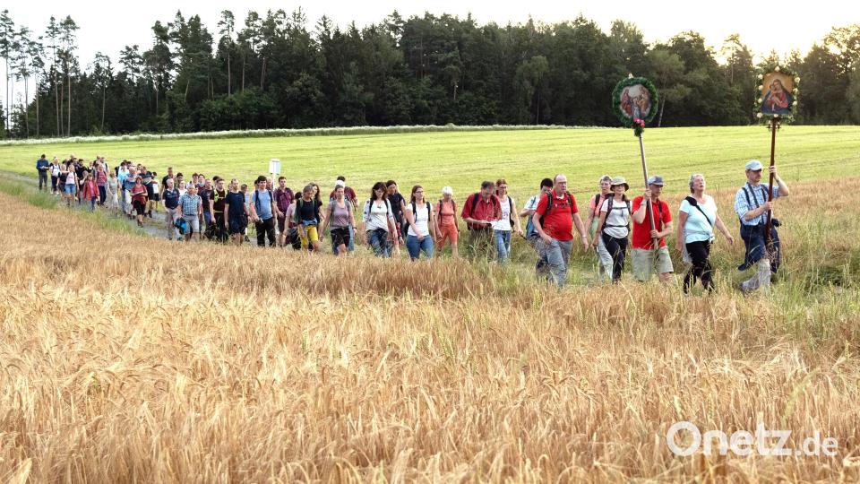 Ideales Pilgerwetter hatten die Wallfahrer auf ihrem Weg zu Ambergs heiligem Berg.. Bild: Alfred Haertl/exb