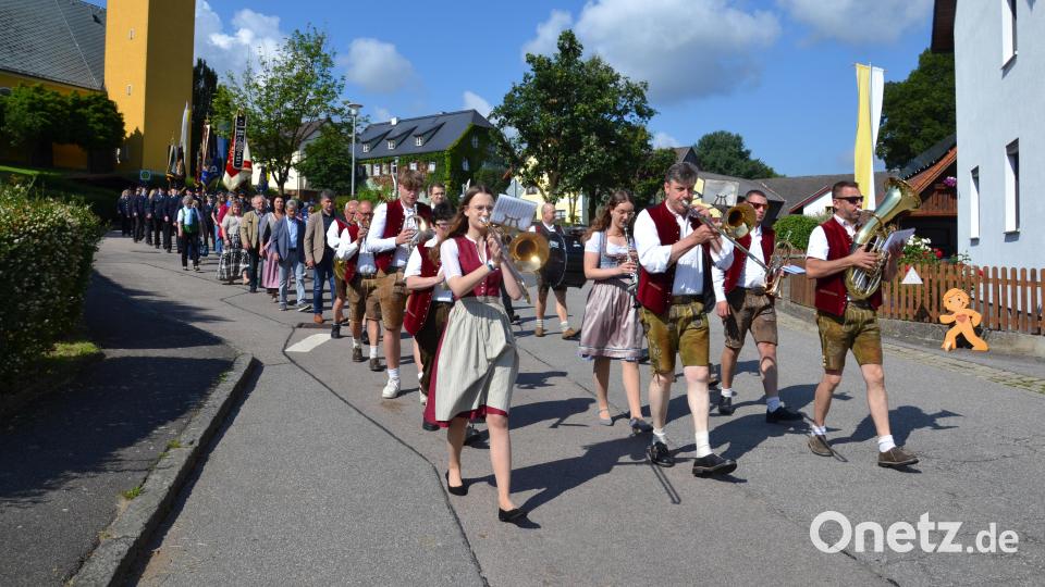 Die Moosbacher Musikanten spielten die Vereine und Honoratioren zur Kirche und anschließend ins Festzelt. Bild: Dorfgemeinschaft Tröbes