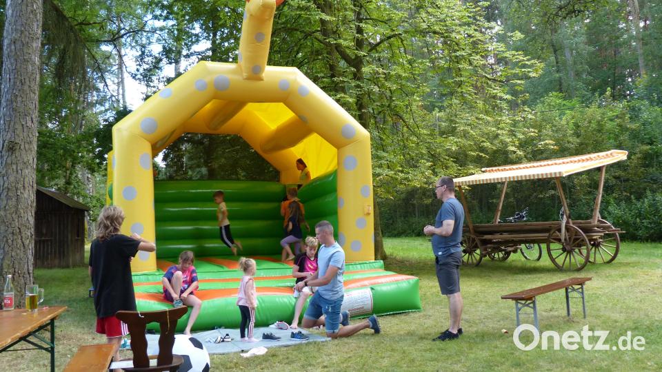 Die Hüpfburg ist immer bestens besetzt. Bild: hme