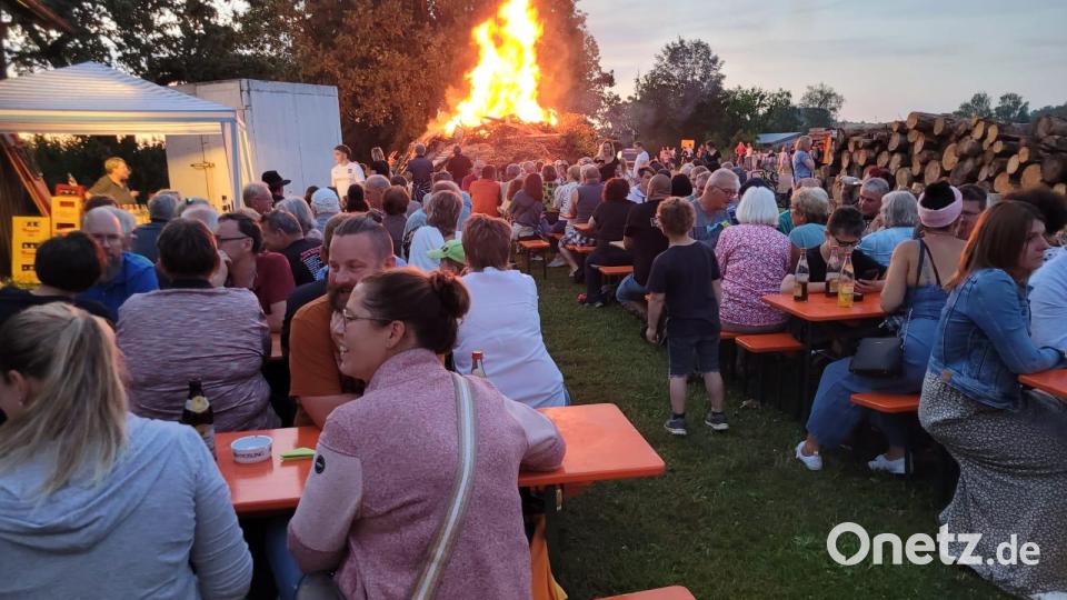 Viele Besucher sind zum Petersfeuer gekommen. Bild: Cornelia Treml/exb