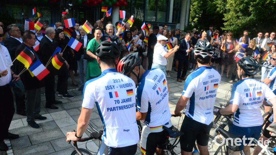 Jubel vor der Max-Reger-Halle beim Eintreffen der Radler. Bild: Kunz