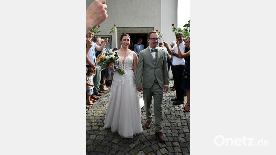 Frisch vermählt und unter der Hantel schreiten Kerstin und Christopher Bär aus der Kirche. Bild: D. Nachtigall/exb