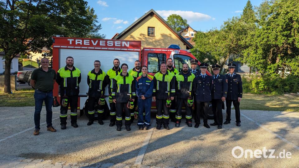 Neun Brandschützer der Feuerwehr Trevesen legten das Leistungsabzeichen „Die Gruppe im Löscheinsatz – Variante 1“ ab. Bild: Markus Müller/exb