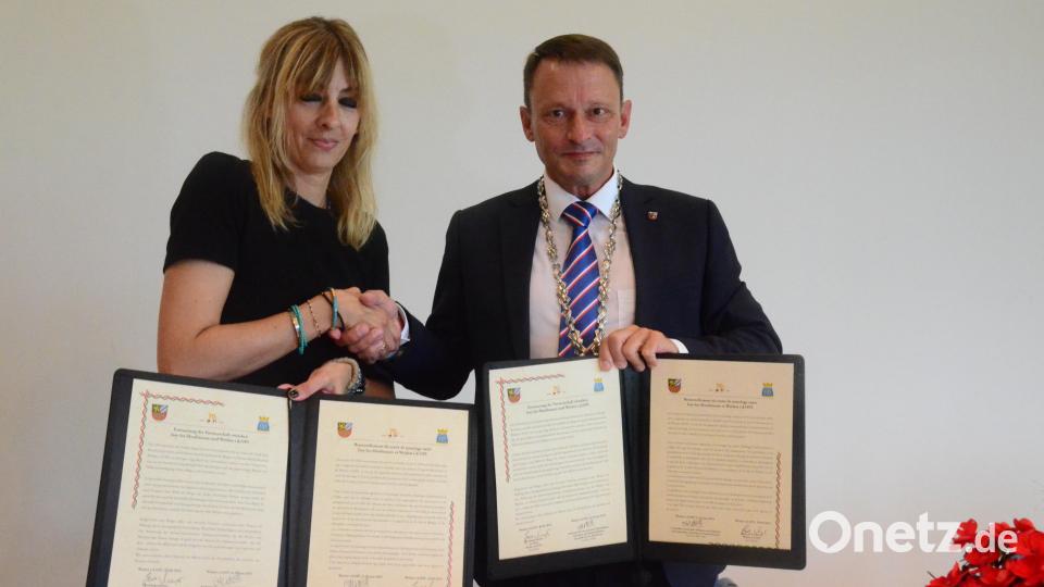 Oberbürgermeister Jens Meyer und die Stadträtin aus Issy, Caroline Millan, beim Austausch der Partnerschaftsurkunden. Bild: Kunz