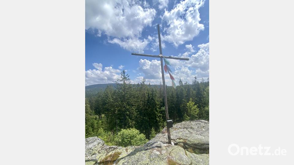Das Gipfelkreuz am Grandfelsen war die Endstation der Wandertour „Der raue Steinwald“. Bild: Steinwald-Allianz/exb