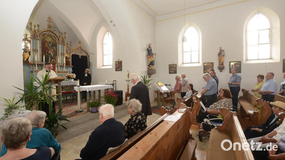 Pleysteins Stadtpfarrer Adam Karolczak und Pfarrerin Carmen Riebl (von links) feiern den Gottesdienst zum 20. Jubiläum der Autobahnkirche Waidhaus. Angelika Grundmann Stahl (Mitte) erinnert an die Geschichte der Autobahnkirche. Bild: bey