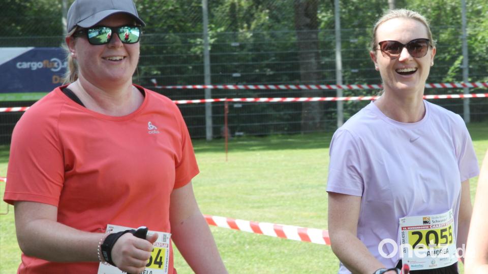 Den städtischen Angestellten Michaela Graf (links) und Andrea Jäger (rechts) machte die Teilnahme am Walking-Wettbewerb sichtlich Spaß. Bild: Hirsch