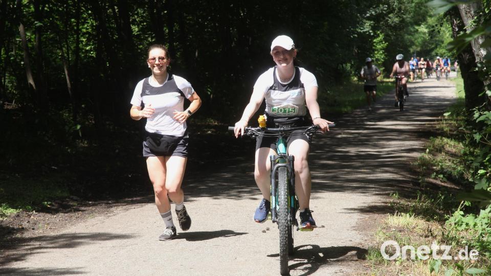 Gewannen die Frauen-Konkurrenz im Run-and-Bike-Wettbewerb: Stella Glaser (rechts) und Eva-Maria Schmid (links). Bild: Hirsch
