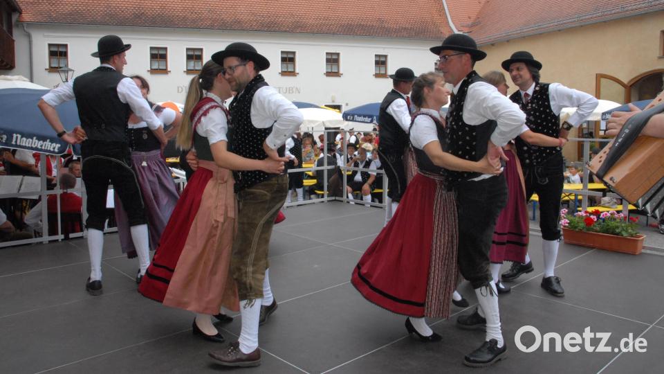 Die Schmidmühlener Trachtler führten auf der Bühne traditionelle Volkstänze vor. Bild: pop