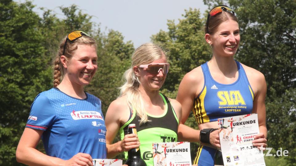Den Damen-Wettbewerb über 5000 Meter entschied Carina Prey vom TSV Detag Wernberg (Mitte) vor Justine Jendro vom Armin-Wolf-Team Regensburg (links) und Julia Schmidbauer von der Skivereinigung Amberg (rechts). Bild: Hirsch